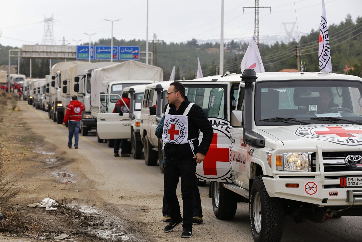 Vehículos de la Cruz Roja Internacional llevan ayuda humanitaria a varias ciudades sirias. (Foto Prensa Libre: AFP).