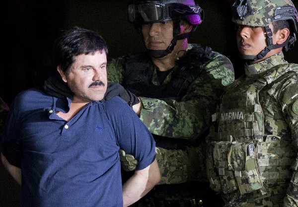 Joaquín “el Chapo”  Guzmán es traslado por soldados en el estado de Sinaloa. (Foto Prensa Libre: AP)