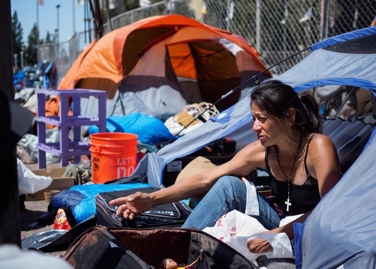 Michele Salcedo se prepara para dejar su carpa en un campamento de personas sin techo en el Condado de Orange, LosÁngeles.(Foto Prensa Libre:EFE).