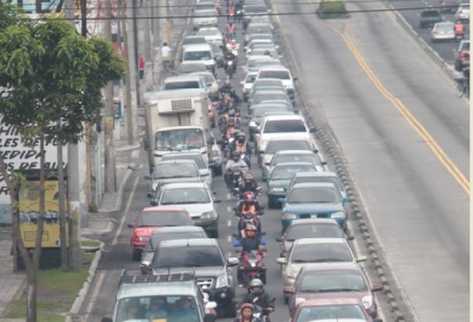 A partir de hoy ningún motorista podrá viajar en medio de dos carriles.