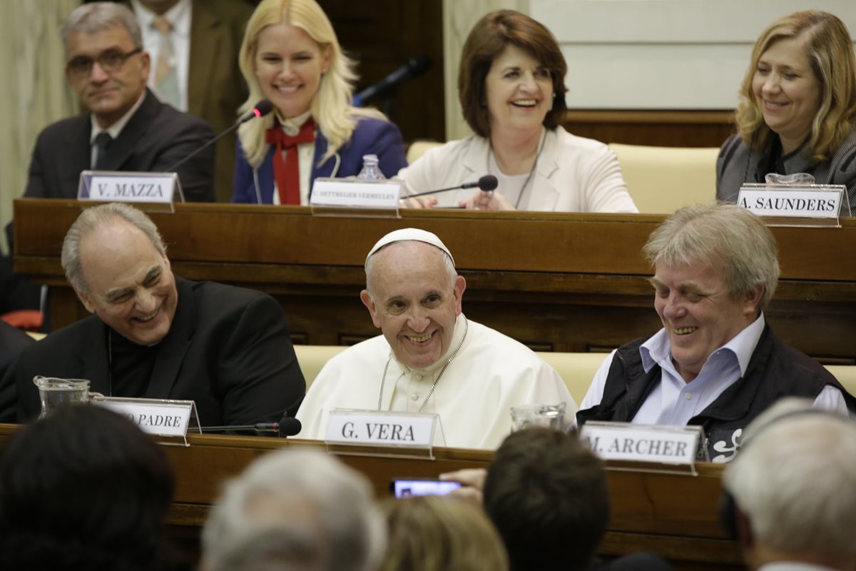 El papa Francisco sonríe mientras participa en la convención de jueces y magistrados contra el tráfico humano y el crimen organizado en El Vaticano. (Foto Prensa Libre: AP).