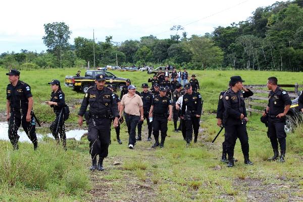 agentes de la Policía   ingresan en la finca Río Ciénaga, de Lívingston, Izabal.