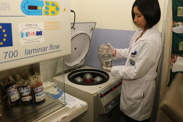 La centrifugadora del Hospital Regional de Cobán no funciona al cien por cien.(Foto Prensa Libre: Eduardo Sam)