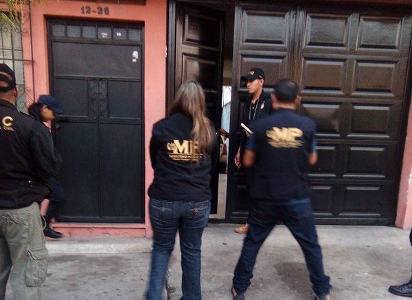 Fiscales coordinan el allanamiento por irregularidades en remodelación de comisarías de la PNC. (Foto Prensa Libre: Cortesía MP)