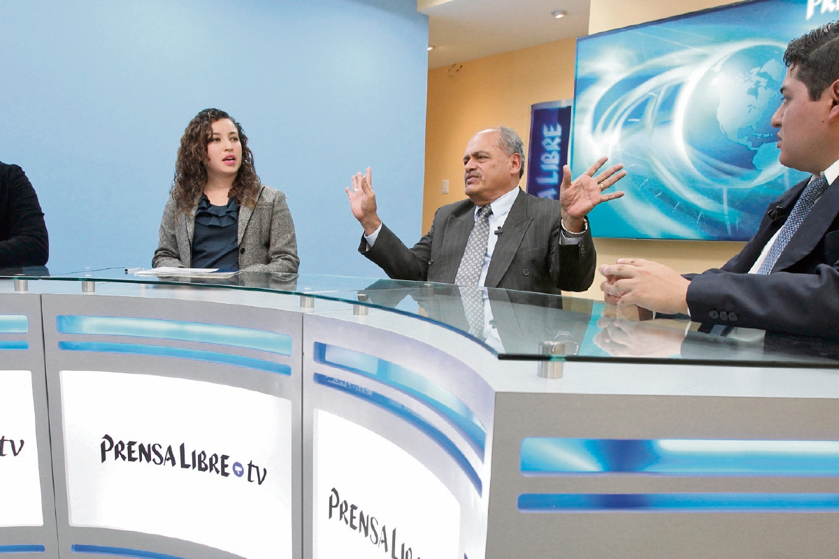 Los politólogos Stephanie López y José Dávila —al centro— conversan con los periodistas Edwin Pitán y Carlos Álvarez sobre la merma en la inscripción de candidatos a elección popular.