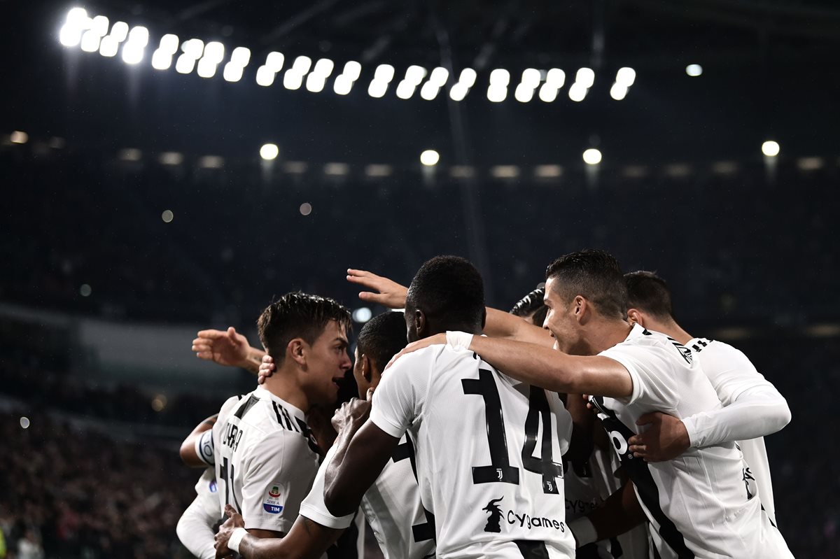 Los jugadores de la Juventus festejan frente al Cagliari. (Foto Prensa Libre: AFP)