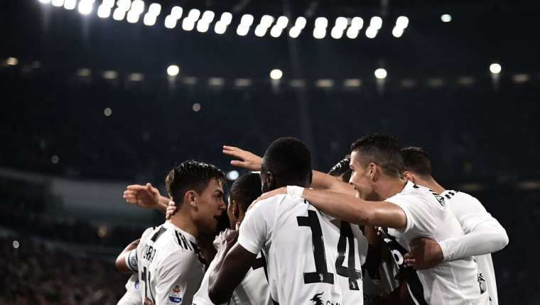 Los jugadores de la Juventus festejan frente al Cagliari. (Foto Prensa Libre: AFP)