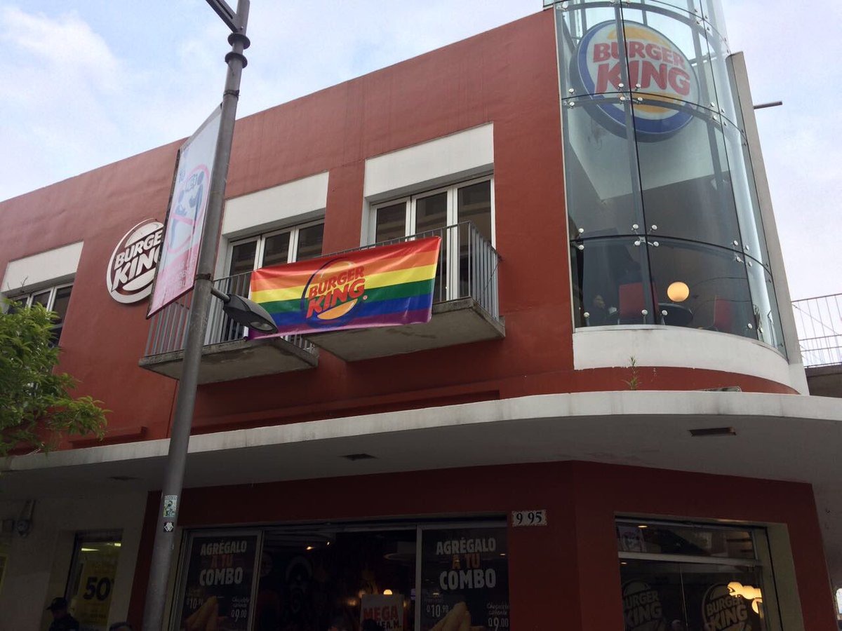 Restaurantes ubicados en la Sexta Avenida de la Zona 1 colgaron banderas en apoyo a comunidad LGBT (Foto Prensa Libre: Gay Guatemala)