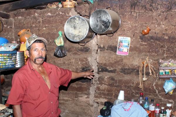 poblador de Santa inés muestra  la grieta formada en su vivienda, a causa del corrimiento del cerro.