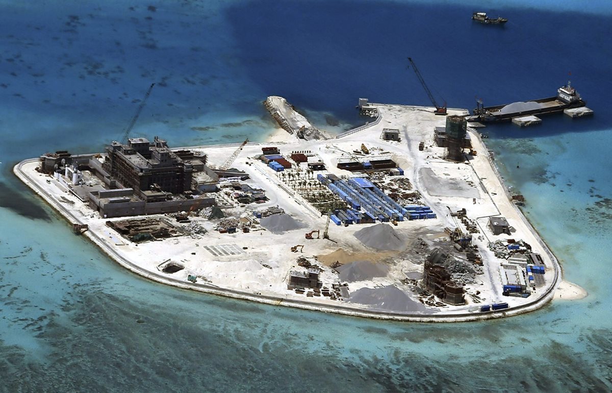 Vista panorámica de una de las islas del archipiélago paracel en el arrecife de Mabini donde China construía unas instalaciones el 18 de febrero del 2015. (Foto Prensa Libre: EFE).