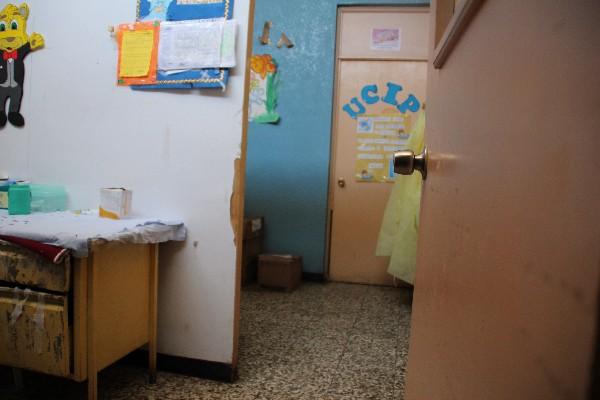 Sala de intensivo en hospital de Huehue.