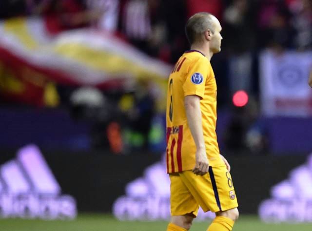 El mediocampista del Barcelona, Andrés Iniesta sale triste por la eliminación de la Liga de Campeones frente al Atlético de Madrid. (Foto Prensa Libre: AFP)