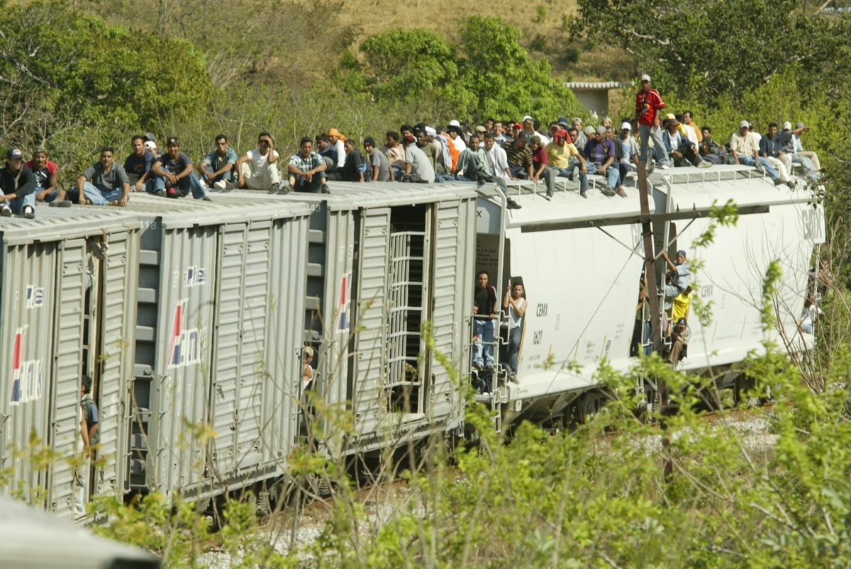 El tren que va de las localidades Arriaga a Ixtepec, México, sigue siendo utilizado por redes de coyotaje transnacional para llevar migrantes. (Foto Prensa Libre: Hemeroteca PL)