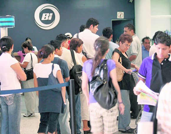 Los servicios prestados por las entidades bancarias también aumentan. (Foto Prensa Libre: DANIEL HERRERA)