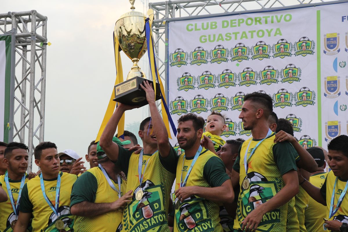 Carlos Gallardo levantó su sexto título en Liga Nacional. (Foto Prensa Libre: Hugo Oliva)