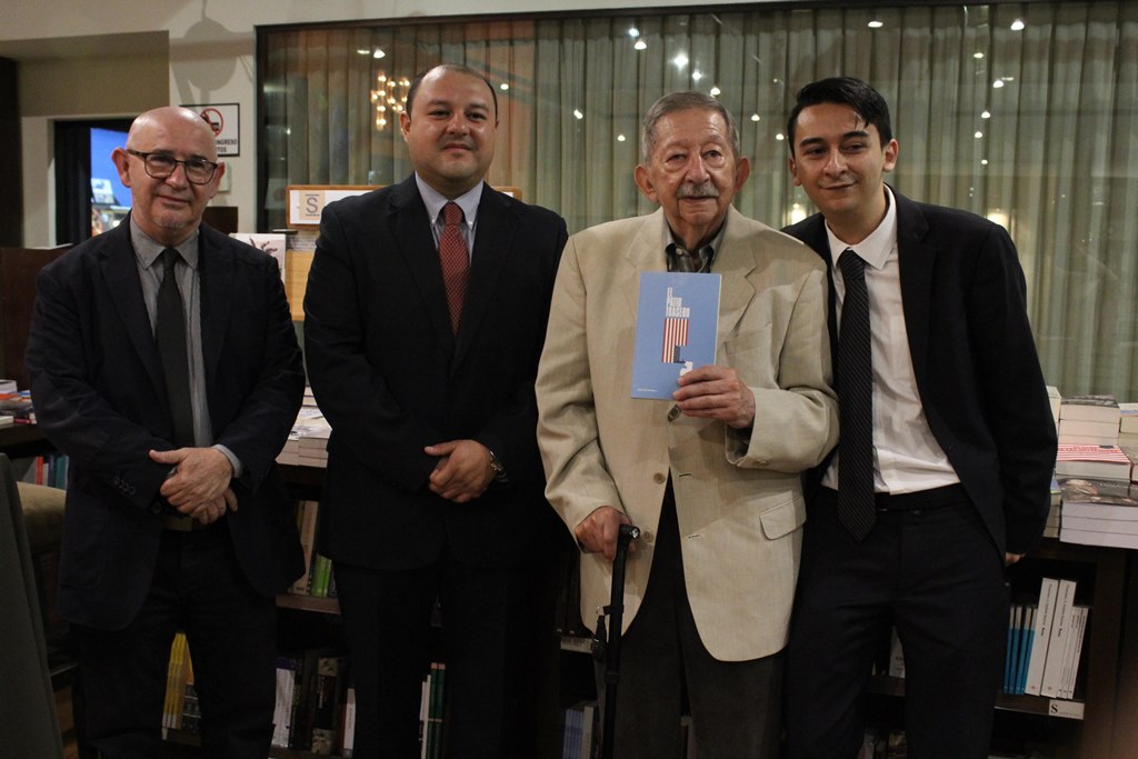 Ramiro MacDonald, Antonio Barrios, Antonio Móvil y José Carlos Móvil durante la presentación del libro. (Foto Prensa Libre: José Andres Ochoa)