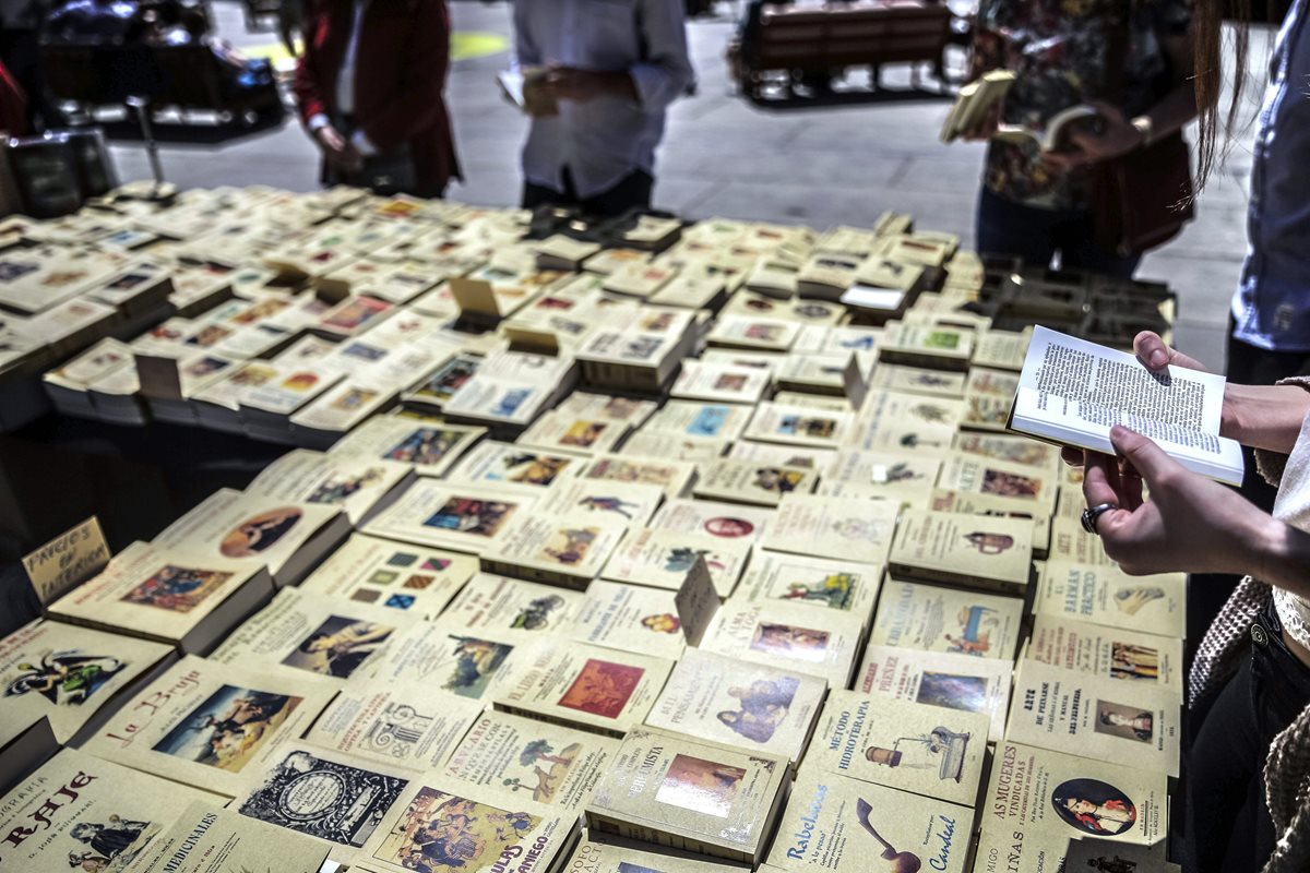 Varias personas asisten a bibliotecas y librerías en las que pueden sentarse a leer, comprar libros, escuchar relatos o participar en las actividades. (Foto Prensa Libre: EFE)