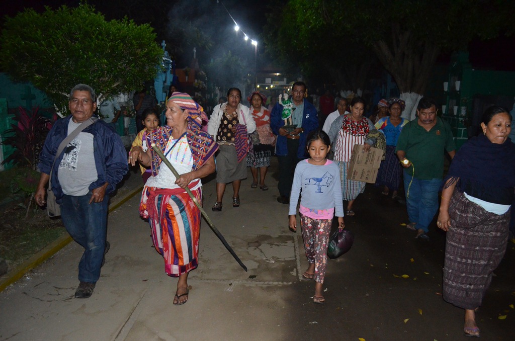 Guías espirituales y vecinos ingresan al cementerio de San Sebastián para efectuar ceremonia. (Foto Prensa Libre: Jorge Tizol)