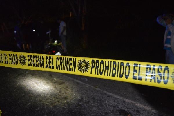 Autoridades resguardan el lugar donde se accidentaron dos guardias, en Río Hondo, Zacapa. (Foto Prensa Libre: Víctor Gómez) <br _mce_bogus="1"/>