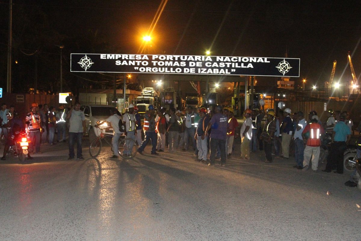 Unas 350 personas efectúan plantón pacífico e impiden el ingreso a la empresa portuaria Santo Tomás de Castilla. (Foto Prensa Libre: Donny Stewart)
