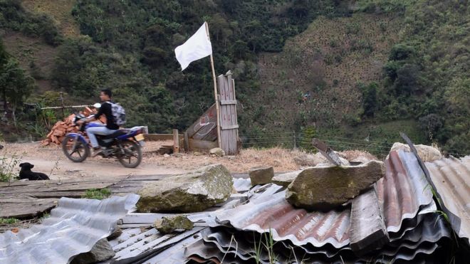 Una bandera blanca ondea en una zona de histórica presencia de las FARC en el centro de Colombia, en días recientes. Ya rige en el país un cese el fuego bilateral y definitivo entre el Estado y ese grupo guerrillero. AFP