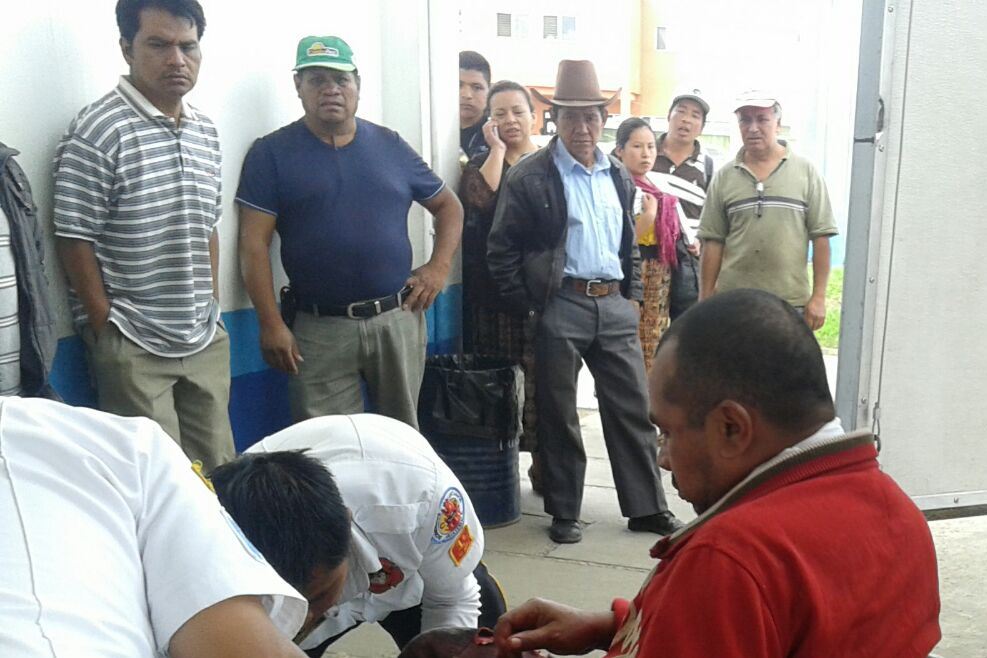 Socorristas estabilizan a hombre sindicado de asaltar a vecinos de la cabecera de Chimaltenango. (Foto Prensa Libre: José Rosales)