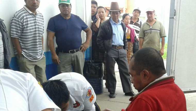 Socorristas estabilizan a hombre sindicado de asaltar a vecinos de la cabecera de Chimaltenango. (Foto Prensa Libre: José Rosales)
