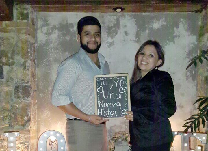 Julio González y Alejandra Pivaral, luego de que ella aceptó la solicitud de matrimonio y aceptó unir sus vidas en matrimonio. (Foto Prensa Libre: Cortesía).