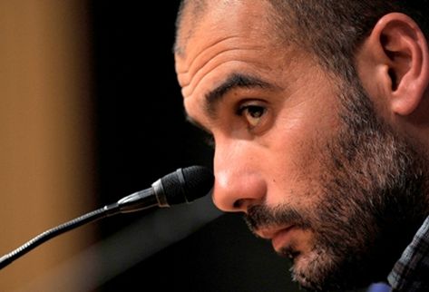 El técnico azulgrana Pep Guardiola, se muestra confiado en que su centro creativo, Andrés Iniesta, saldrá bien librado en el caso que le sigue la UEFA. (Foto Prensa Libre: AFP)