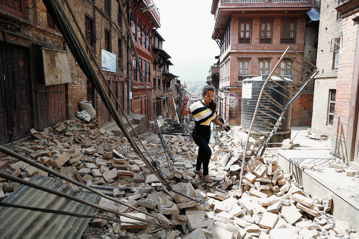 Una mujer camina entre los escombros un día después del nuevo terremoto de 7.3 en Bhaktapur, Nepal.(Foto Prensa Libre:EFE)