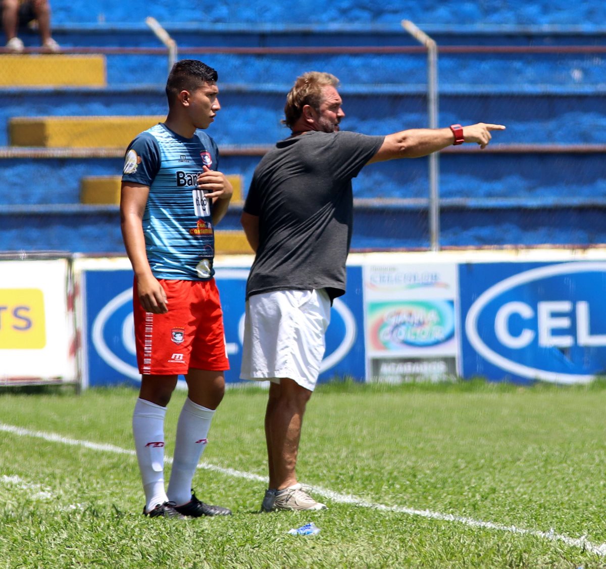 El director técnico de Mictlán, el argentino Carlos Ruiz da instrucciones a sus jugadores durante el partido que los conejos le ganaron a los venados.