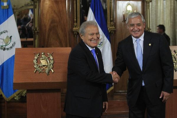 El exguerrilero salvadoreño Sánchez Cerén  saluda, ayer, en la Casa Presidencial, a Pérez Molina, quien combatió a la insurgencia en Guatemala.