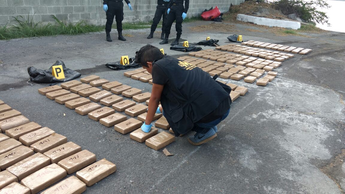 Autoridades contabilizan los paquetes de droga en cada una de la tulas,encontradas en una embarcación. Foto Prensa Libre: Ministerio Público.