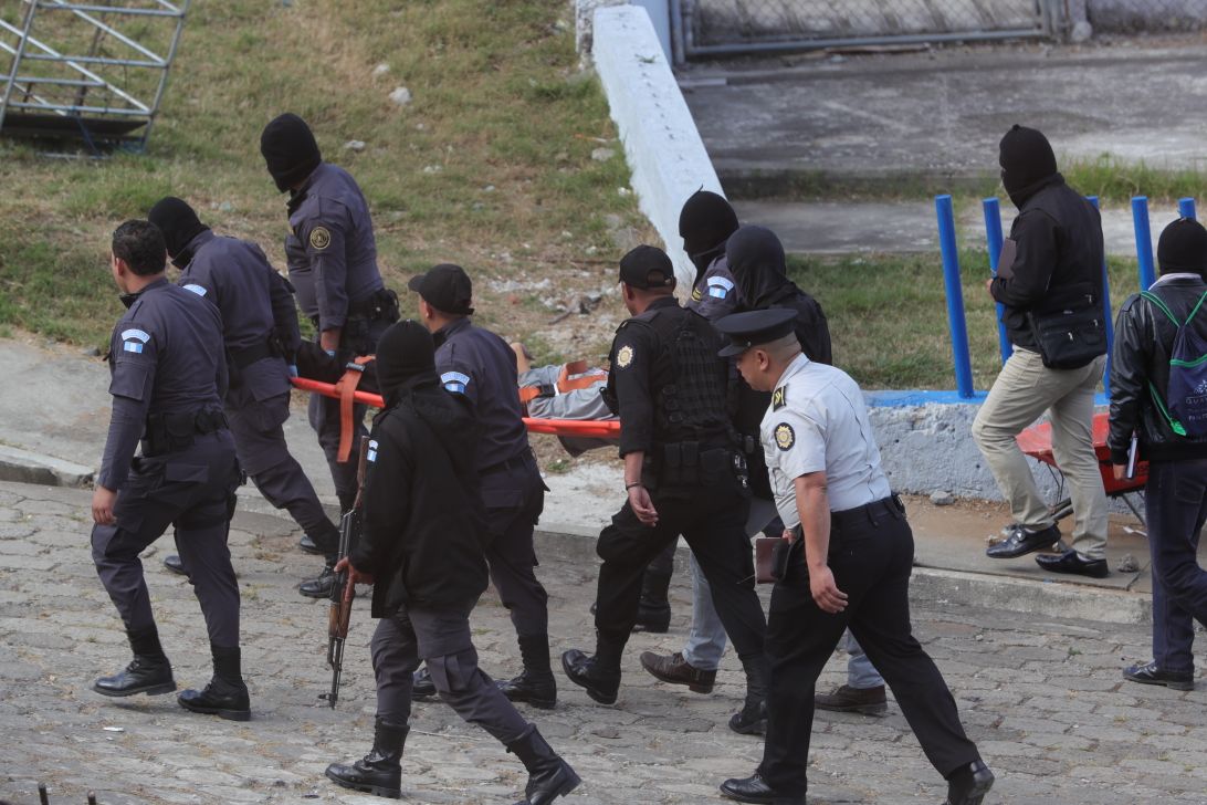 Guardias del Sistema Penitenciario retiran los cadáveres de los cuatro reos muertos hallados en el Preventivo de la zona 18. (Foto Prensa Libre: Estuardo Paredes)