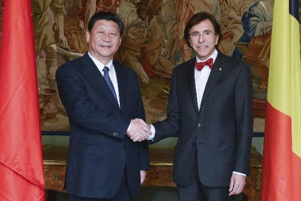 El primer ministro belga, Elio Di Rupo (d), estrecha la mano del presidente de China, Xi Jinping, durante su reunión en el Palacio de Egmont, hoy en Bruselas. (Foto Prensa Libre: AP)