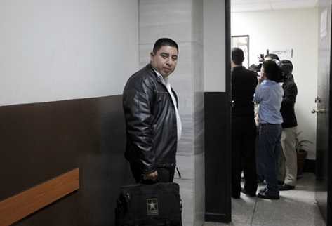 Este martes comenzó el juicio contra un enfermo del Seguro Social de Pamplona por su implicación en el intercambio de niños. (Foto Prensa Libre: Archivo)