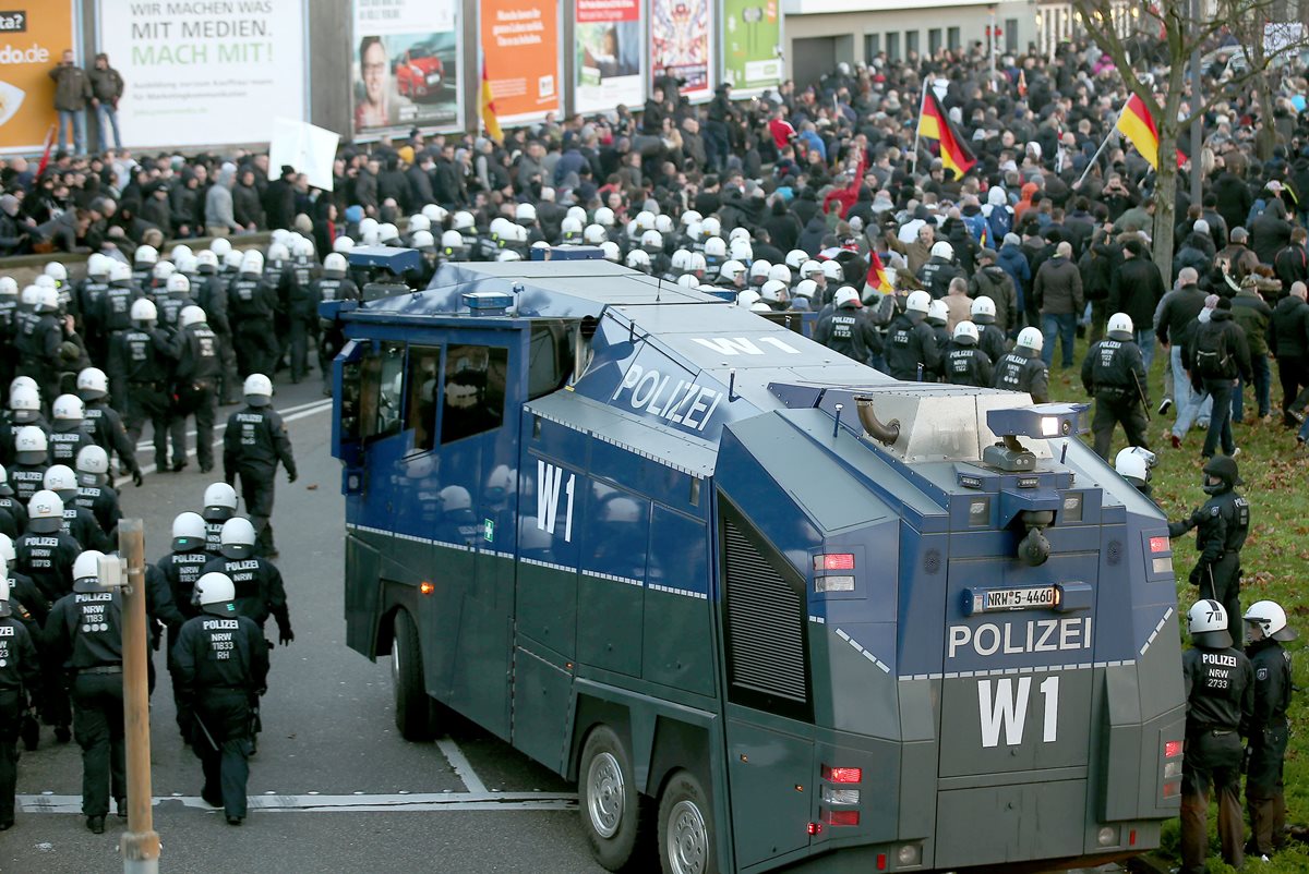 La Policía controla una marcha en Colonia, Alemania, donde señalan a los migrantes por ataques. (Foto Prensa Libre: AFP)