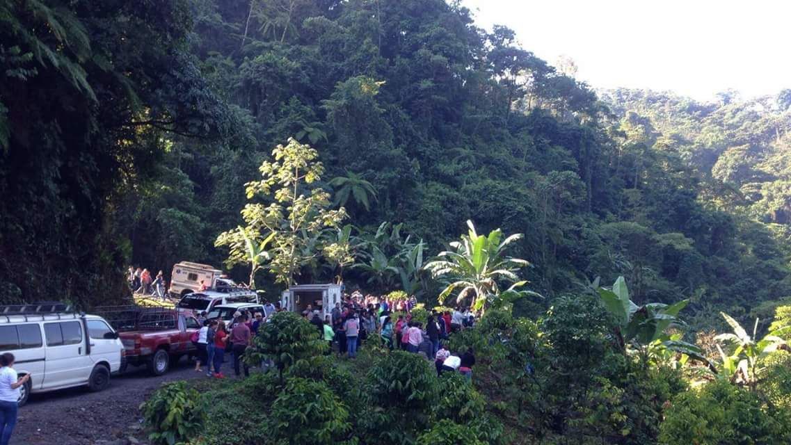 Bomberos y curiosos permanecen en lugar donde se registró el accidente tránsito en Tajumulco. (Foto Prensa Libre: Whitmer Barrera).