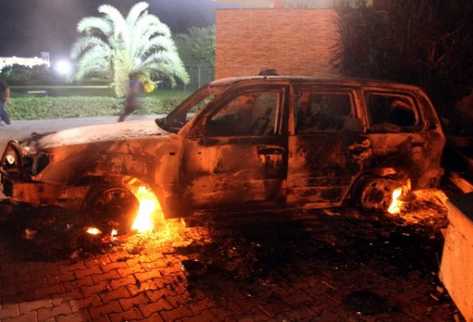 Un auto en llamas tras el ataque del consulado estadounidense en Bengasi, en el que falleció el embajador de EE.UU. en Libia, Chris Stevens. (Foto Prensa Libre: EFE)