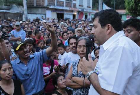 El alcalde de San Pedro Ayampuc, Roberto Aquino, es cuestonado por  vecinos, quienes pidieron  una consulta comunitaria y que deje de apoyar a la empresa minera.
