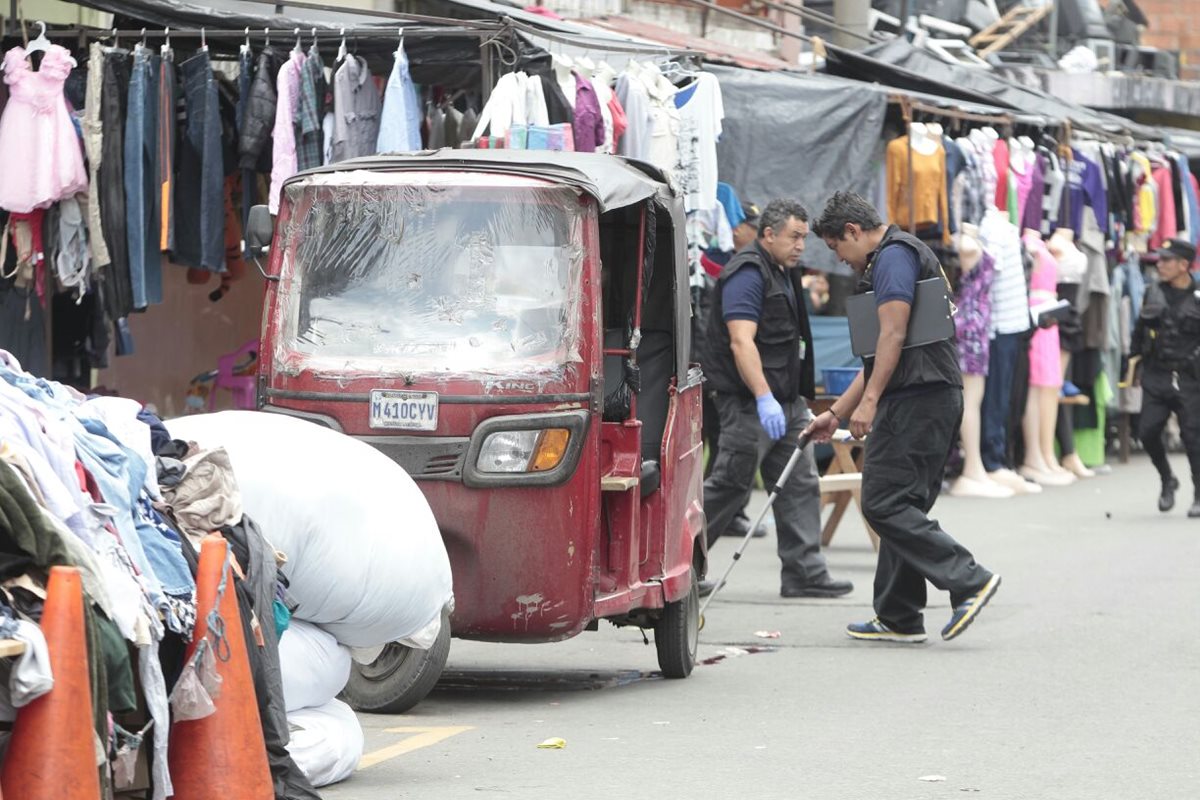 Peritos del Ministerio Público recolectan evidencia alrededor del mototaxi. (Foto Prensa Libre: Erick Ávila)