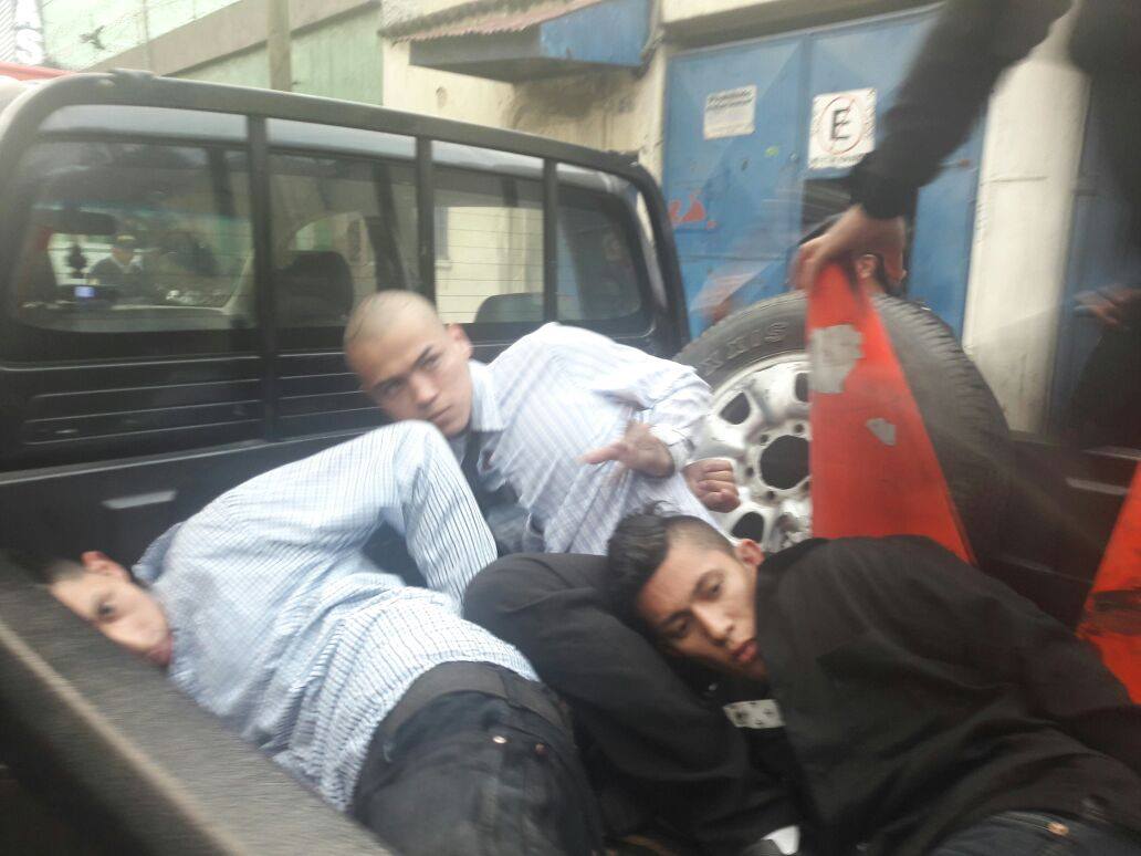 Los tres pandilleros detenidos fueron llevados ante un juez. (Foto Prensa Libre: Paulo Raquec)