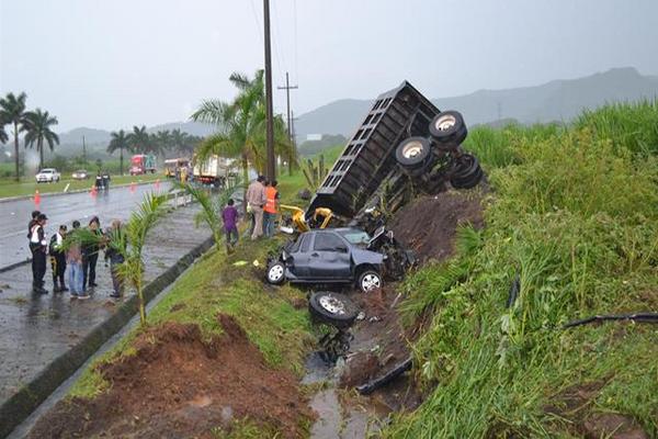 Un camión ocasionó una triple colisión con un bus y un picop en la ruta Palin, Escuintla. (Foto Prensa Libre: Enrique Paredes)<br _mce_bogus="1"/>