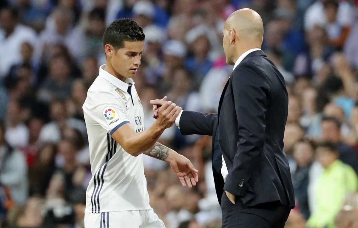 James estrechó manos con su técnico Zinedine Zidane, quien no le ha dado minutos suficientes en el campo. (Foto Prensa Libre: EFE)