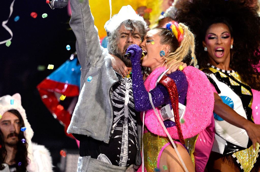 Wayne Coyne de The Flaming Lips y Miley Cyrus compartieron escenario durante los MTV Video Music Awards 2015 en agosto último en Los Ángeles, California. (Foto Prensa Libre: AFP)