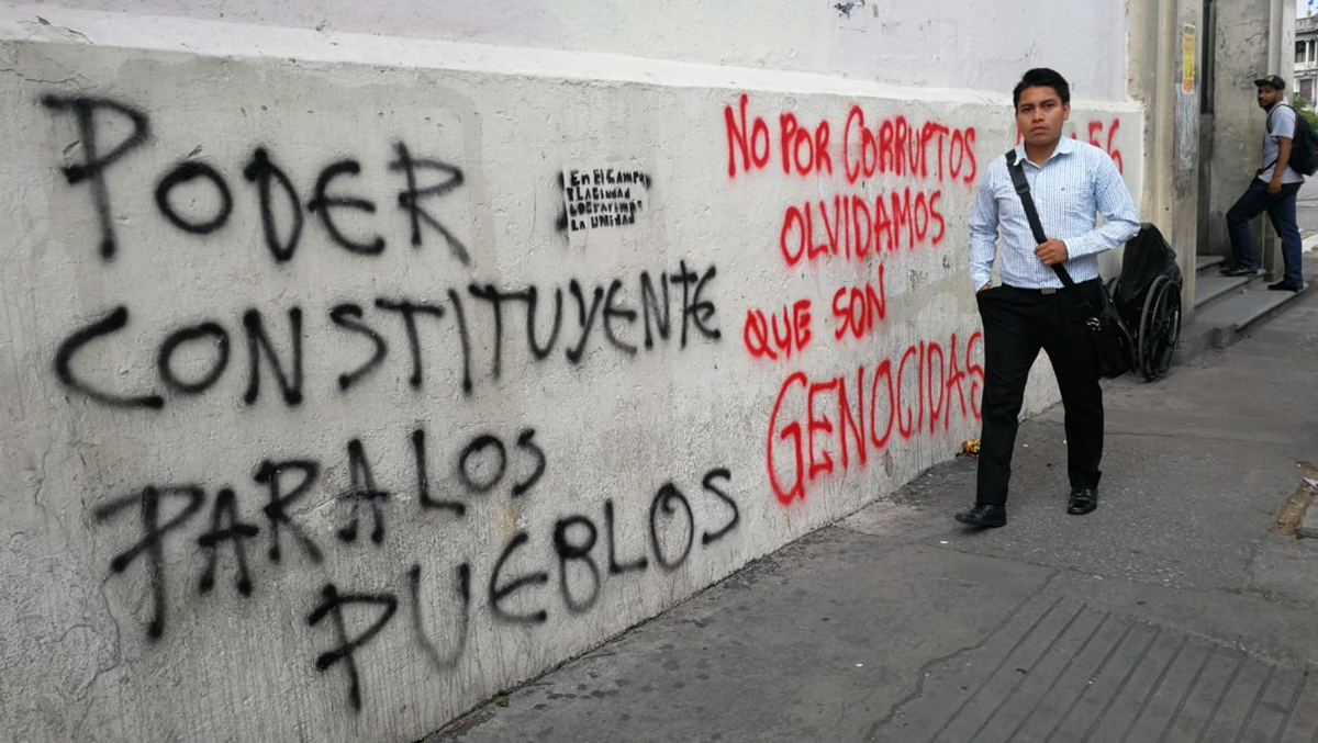 El presidente Jimmy Morales criticó aquellas marchas en la que los manifestantes manchan paredes. (Foto Prensa Libre: Érick Ávila)