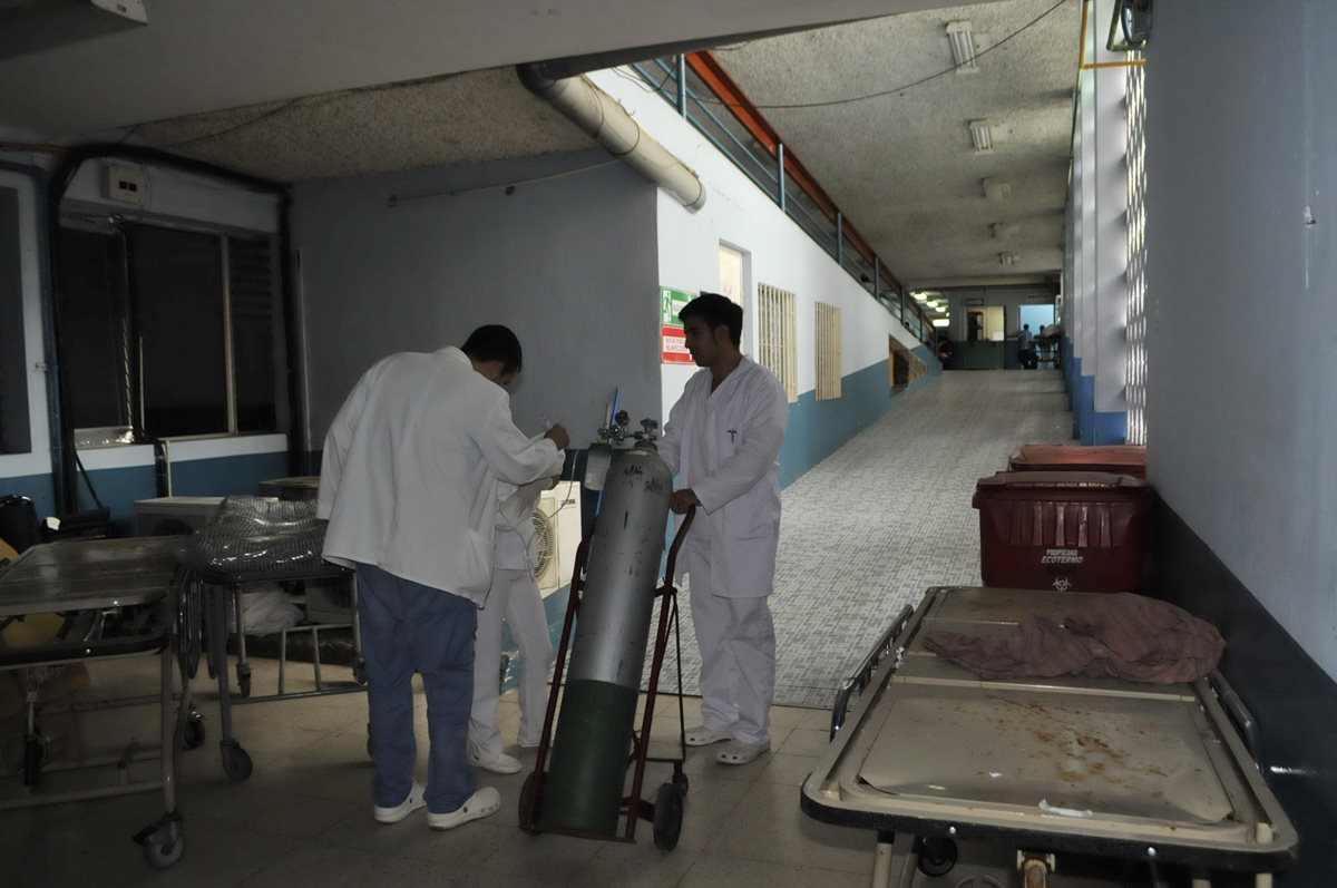 Personal del Hospital Regional de Cuilapa revisa equipo médico para periodo de alerta por comicios generales. (Foto Prensa Libre: Oswaldo Cardona)