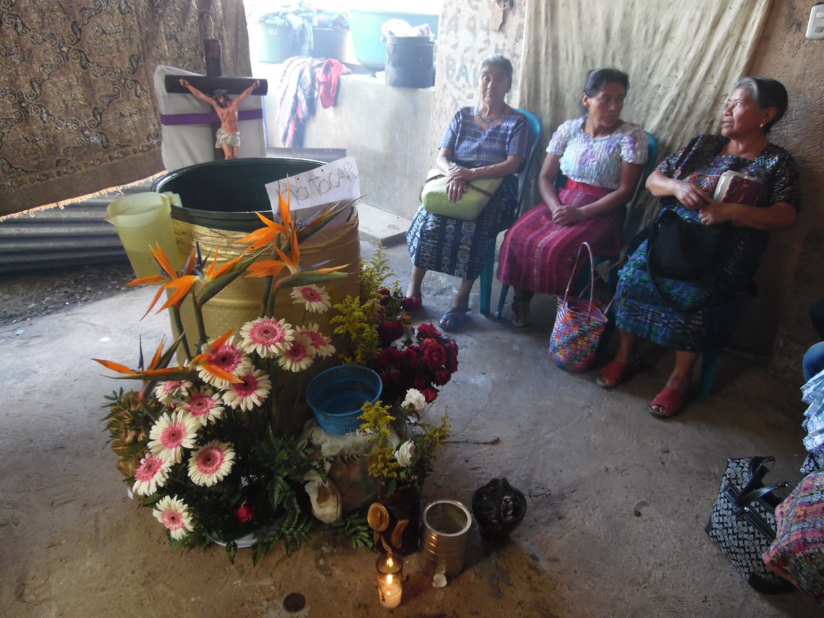 Vecinos de la colonia Bethania, en la cabecera de Chimaltenango, se rehúnen en la residencia de Marta Tubac, donde aseguran que ocuriró una aparición religiosa. (Foto Prensa Libre: José Rosales)