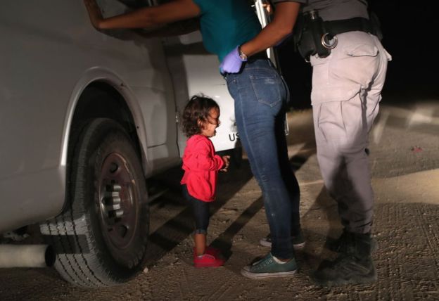 La madre contó al fotógrafo que habían salido de Honduras y llevaban un mes de viaje. (Foto Getty Images de John Moore).