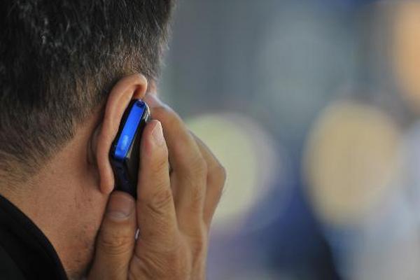 Los dispositivos móviles aumentan el riesgo de sordera. (Foto Prensa Libre: AFP)